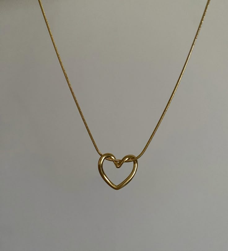 Gold heart pendant | symbol of freedom