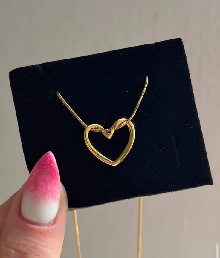 Gold heart pendant | symbol of freedom