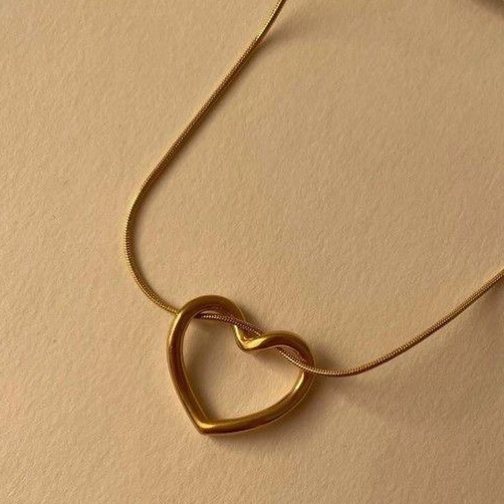 Gold heart pendant | symbol of freedom